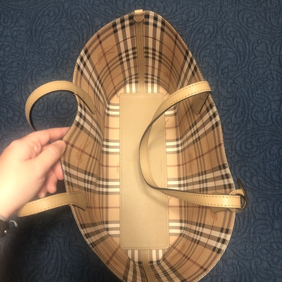 Burberry medium lavenby reversible tote - Picture 3 of 8